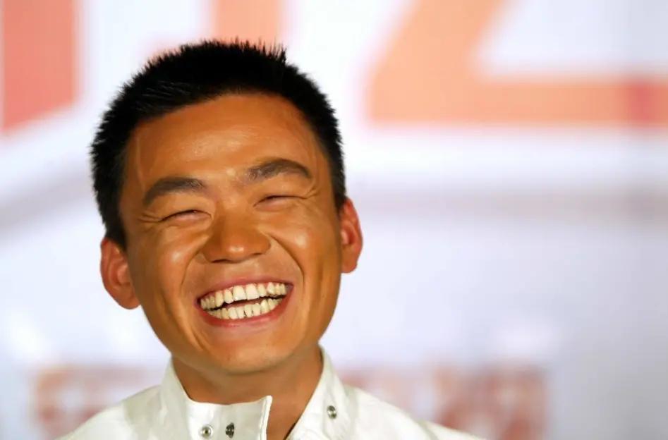 当年，王宝强扛着一个大麻袋，气喘吁吁地来到冯小刚家，冯小刚不悦地问:“你来干什么