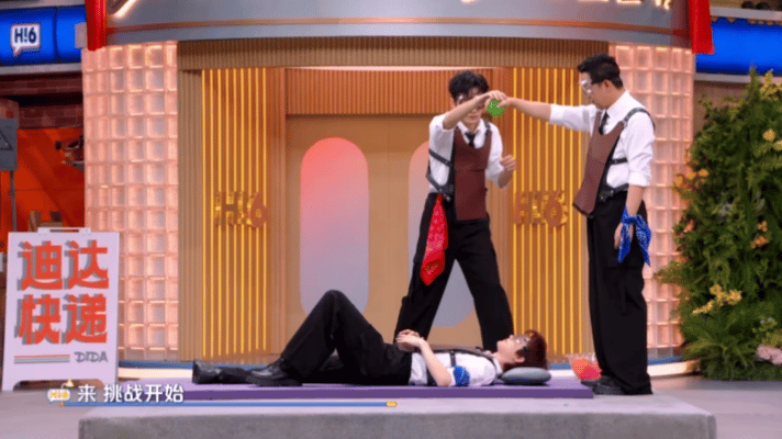 丁程鑫就这样水灵灵地坐起来了 丁程鑫就这样被水球击中，然后物理意义上的“水灵灵”