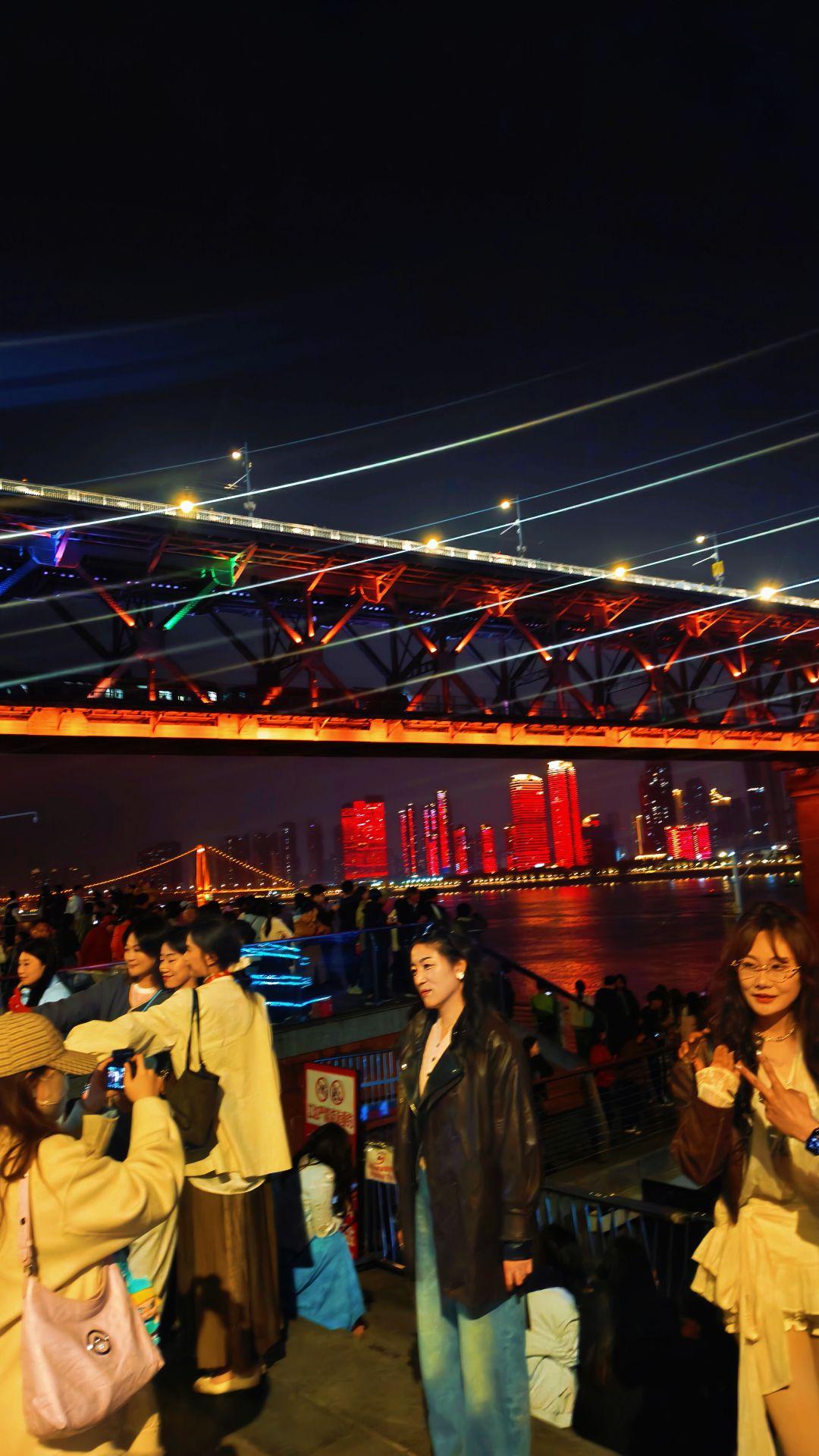 可惜你不来武汉，要不带你来长江大桥看火车。