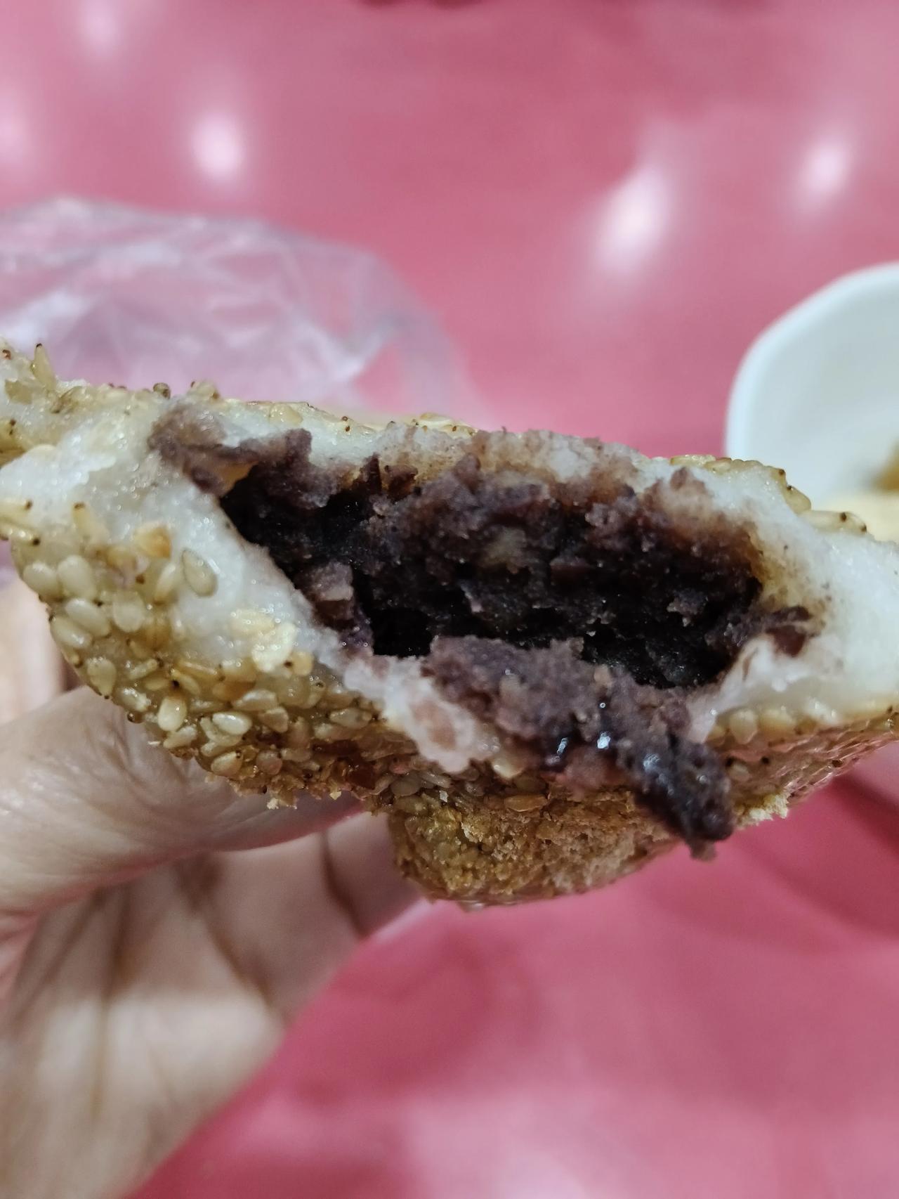 这个麻团跟我小时候吃的口感一模一样，只不过那个时候一个麻团也就6毛钱，现在一个涨