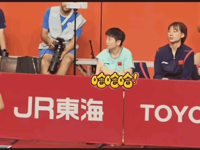 隔壁到底有谁啊？
莎莎，陈熠，马琳齐刷刷的扭头，
莎莎:我哥又得二次上场了！
林