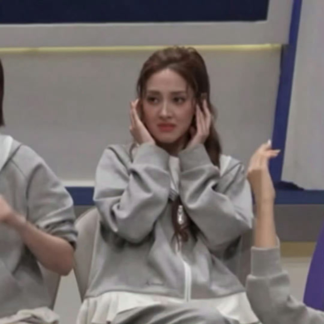 孙怡陈凯琳捂耳朵孙怡和陈凯琳这反应简直是我本人看小考的真实写照😂 捂耳朵那个表