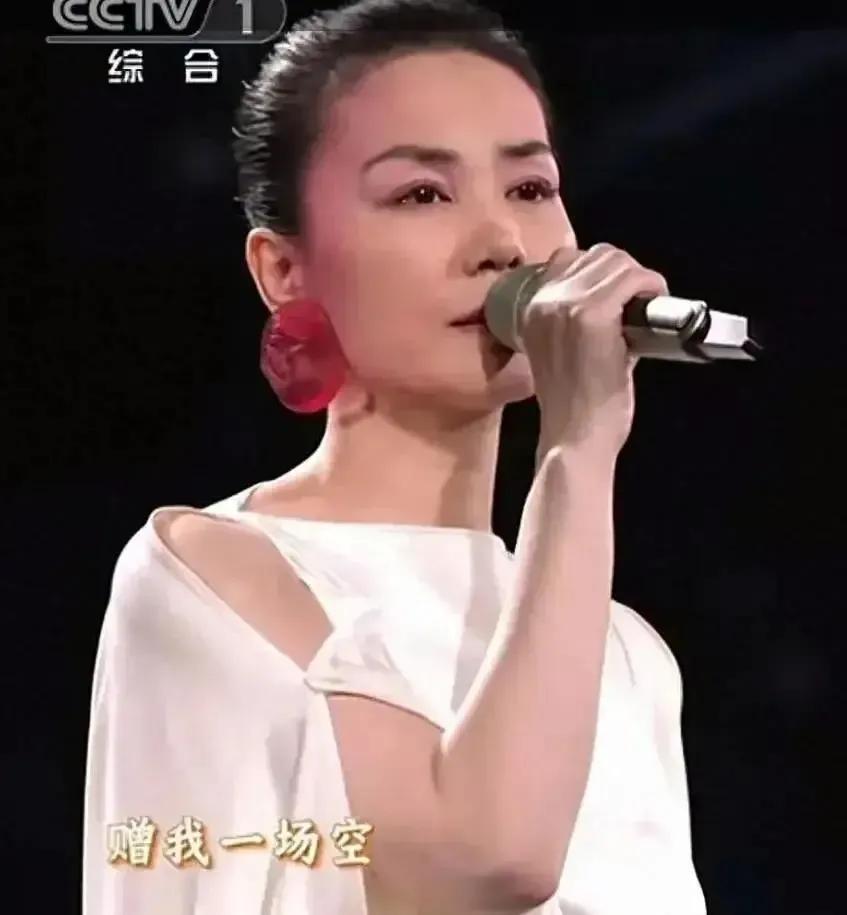 时隔七年，再次出现在舞台上，依然是那个声如天籁般的天后。
今晚，我被她的歌声深深