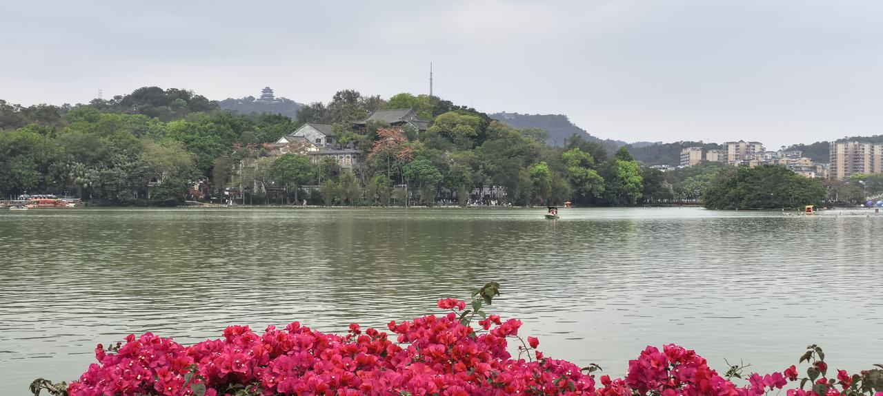 在惠州待了一天，住了一晚。
转了转惠州的西湖，很美！
原来苏东坡还跑到惠州来做过