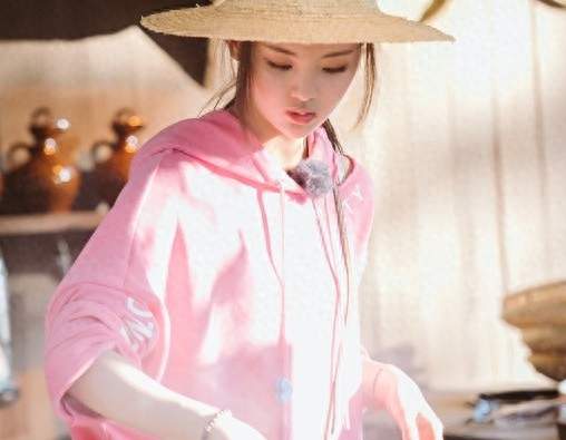 杨超越解锁中华小厨娘新造型，双麻花辫一扎甜度直接拉满