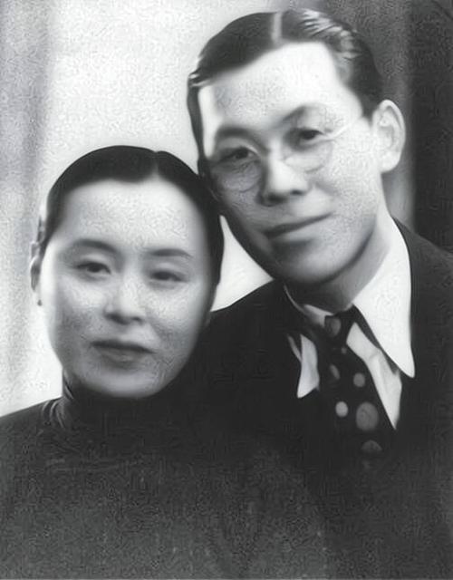 1922年，孩子刚满月的张幼仪被徐志摩逼迫离婚。离婚后，她给公公写信说：“爹，我