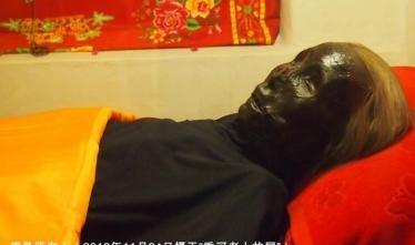1992年，88岁老太太嘱咐孙子，自己死后，千万要将尸体保存好，会有奇迹发生。不