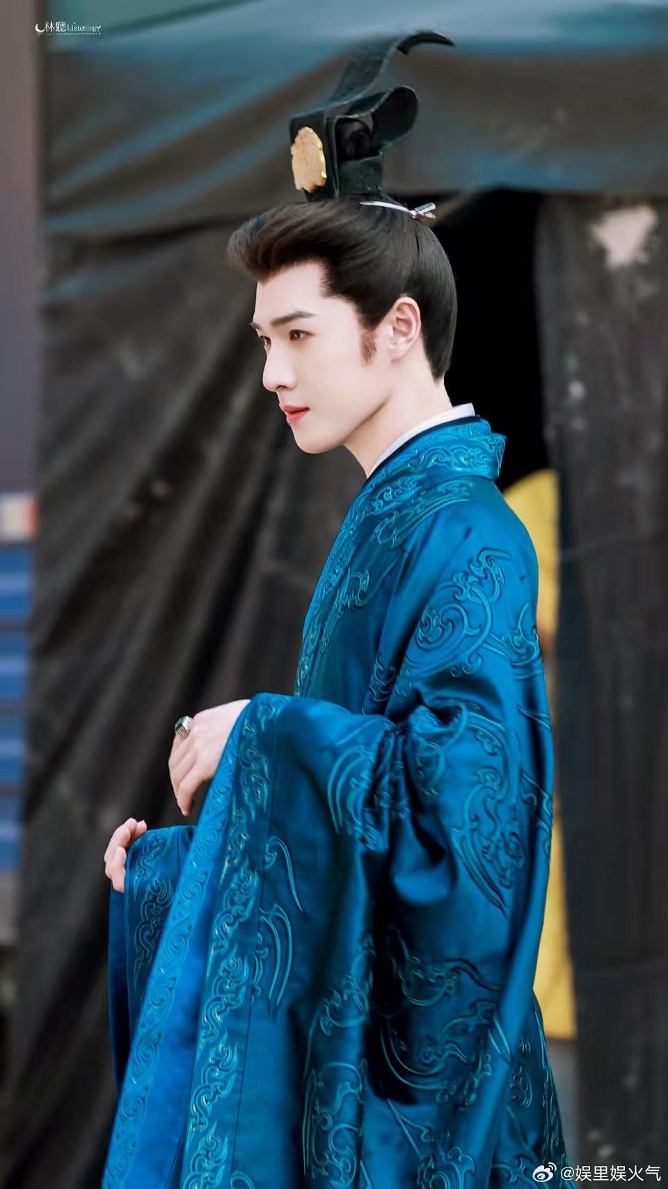 李昀锐追着我喂饭吃 谁能抵挡李昀锐温柔追饭的模样，步步迁就递上吃食，语气软和十分