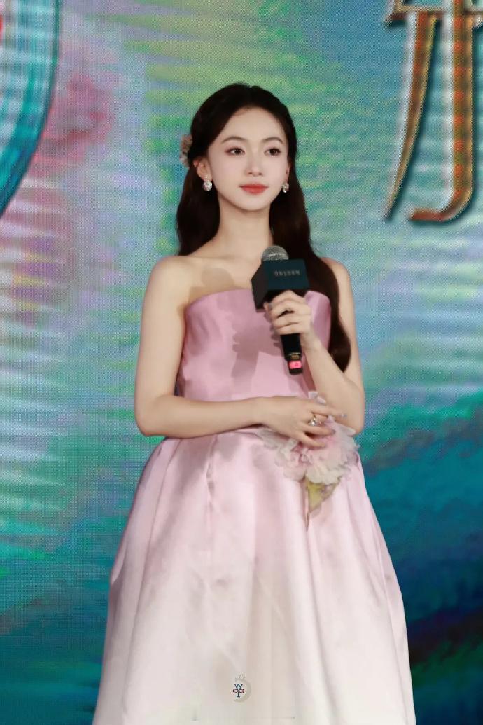 明显已怀孕，消息难以保密。 