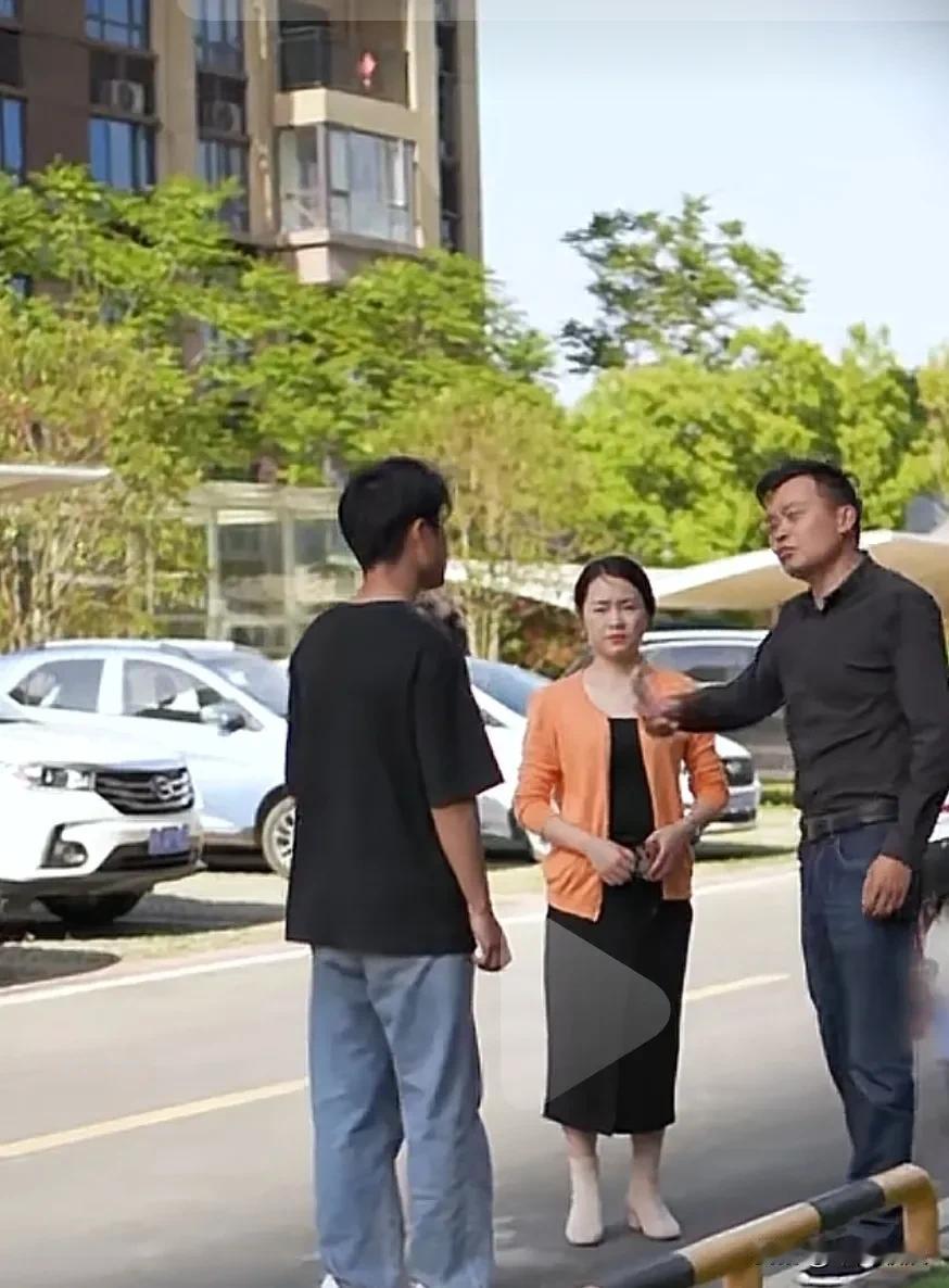 弟弟急急忙忙向嫂子借钱，心软的嫂子满口答应转身回家拿钱，刚好老公看见问她拿那么钱