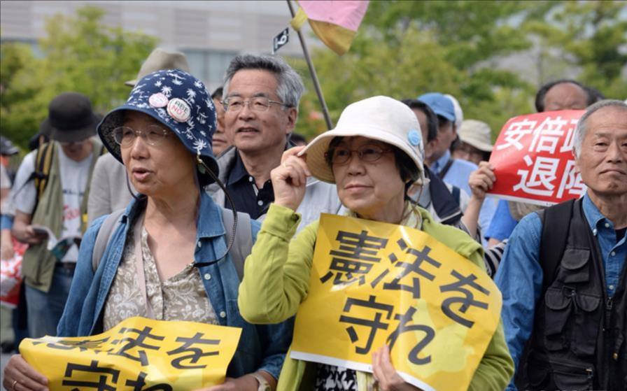 东京数十位代表连夜集会，就为拦住这次修宪
据新华社东京7月14日的报道，在13日