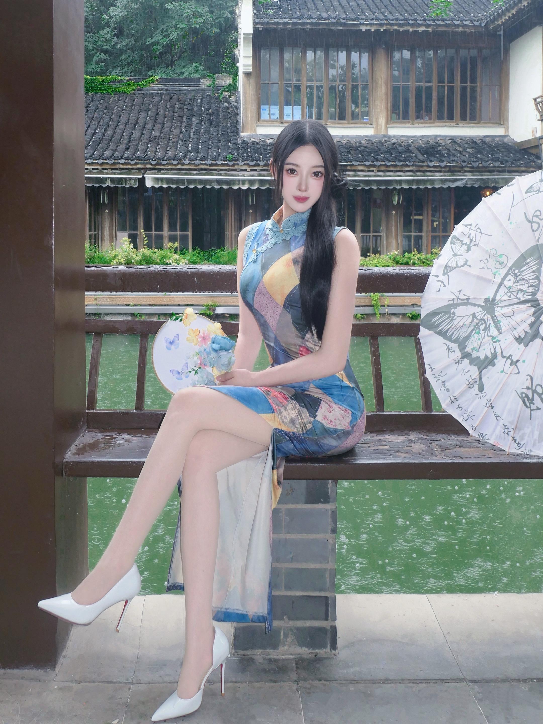 往事难重提 我撑伞却被困在雨季