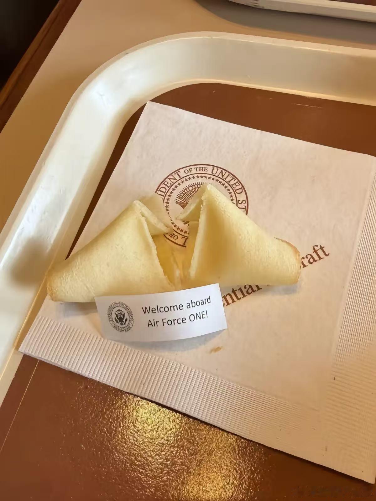 特朗普访华 估计晚上吃不下什么了，飞机餐就挺好。 