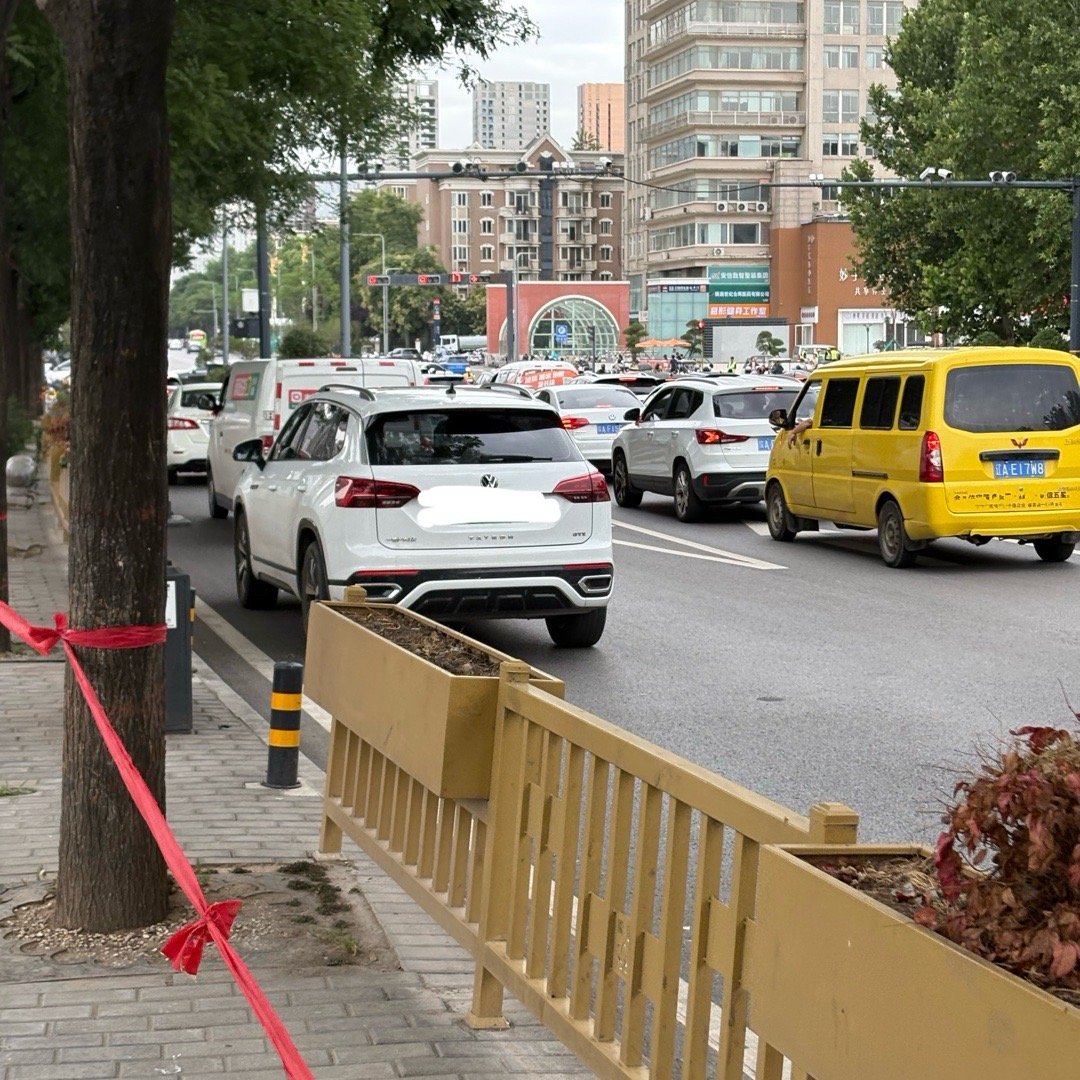 这个兄弟连续遇到两次100米长按喇叭加塞，在路边走吵得不行，像极了乌索普进村，这