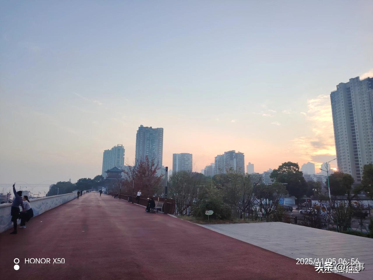 长江岸边赏日出美景