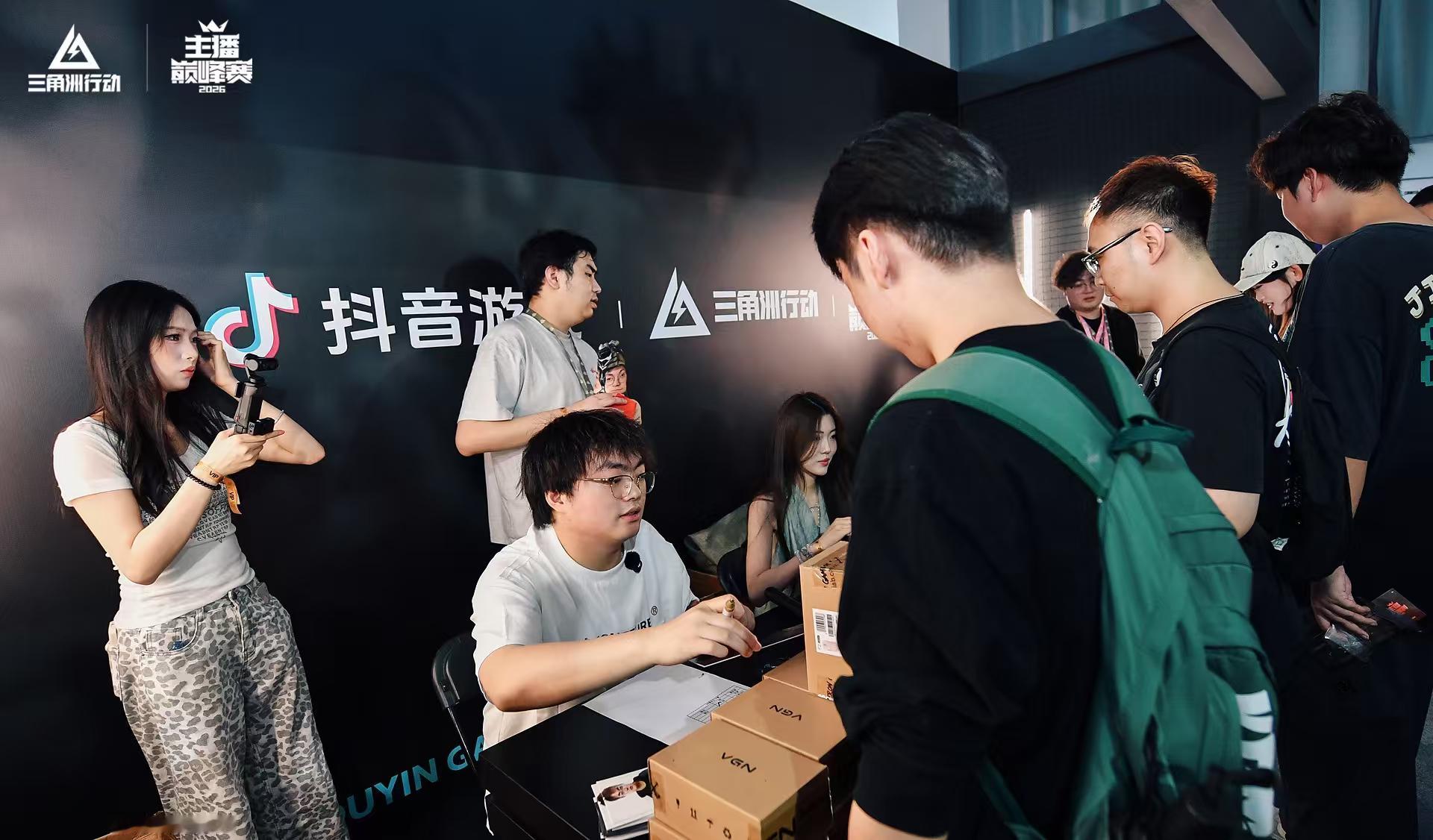 这阵容这规模，说是比赛谁信啊，分明是三角洲主播在这团建！电竞盛宴正式开始，快来直