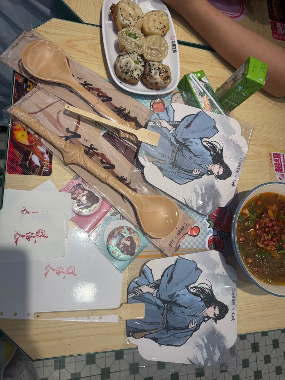 谢谢深深帮我带莲花楼小杨生煎的联名ID 打卡！周边都好好看啊！为什么武汉没有店呢