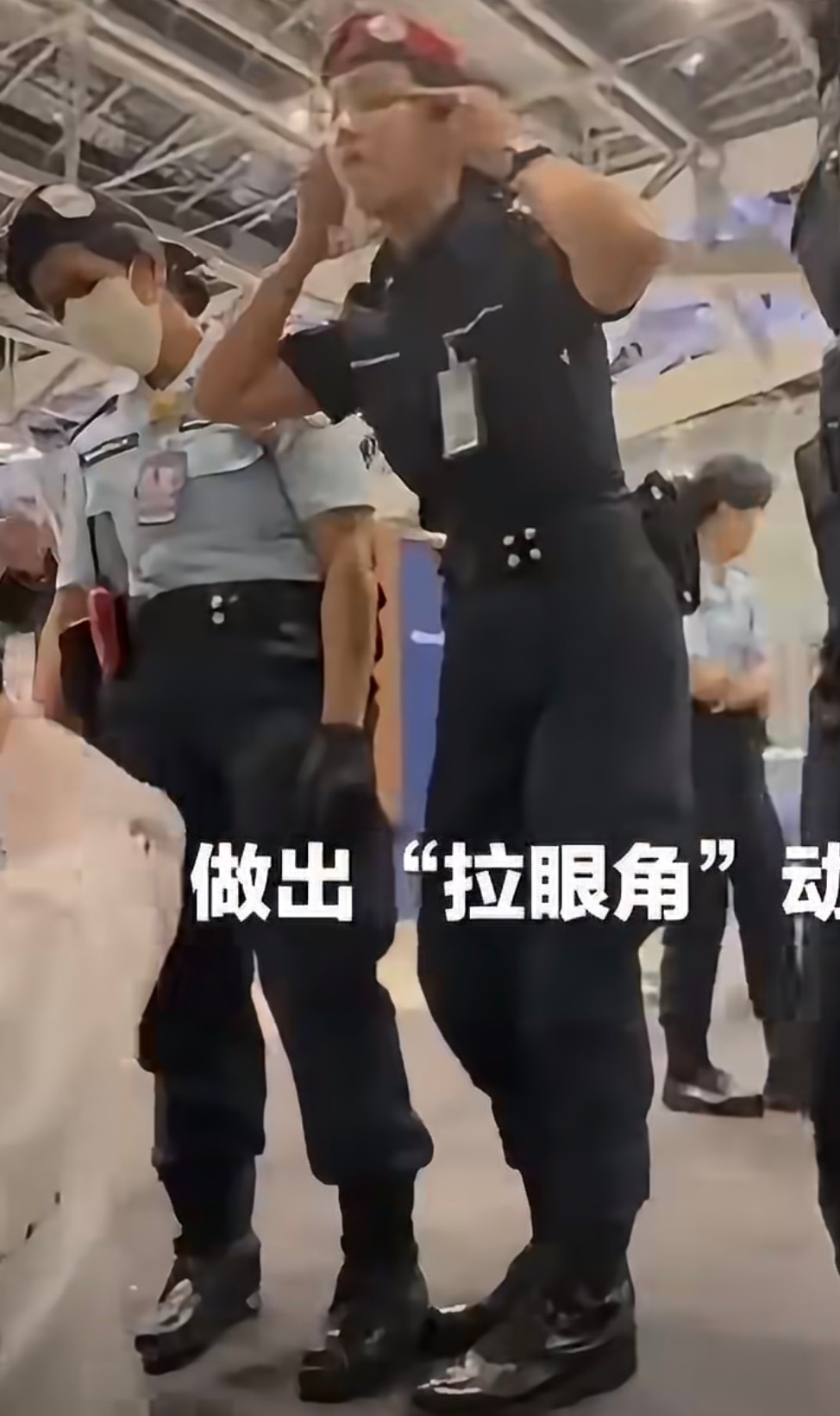 泰国机场做歧视手势安保人员被惩处这个动作不是歧视亚洲人的么，泰国人也算被这个动作