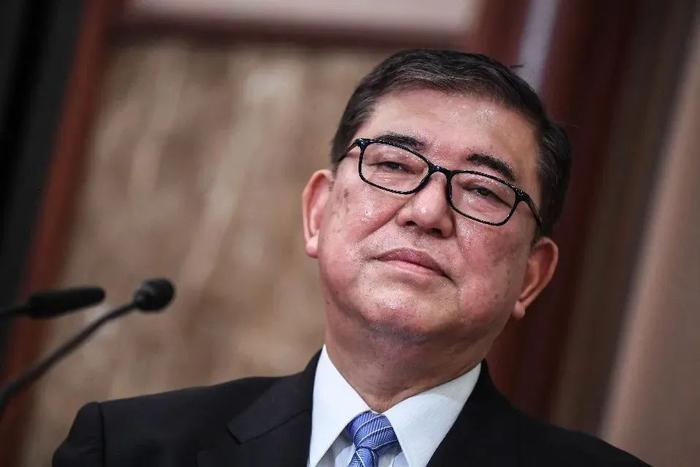 日本政坛终于还有清醒的人！石破茂在节目里直接给高市早苗“上课”：历史不是任人装扮