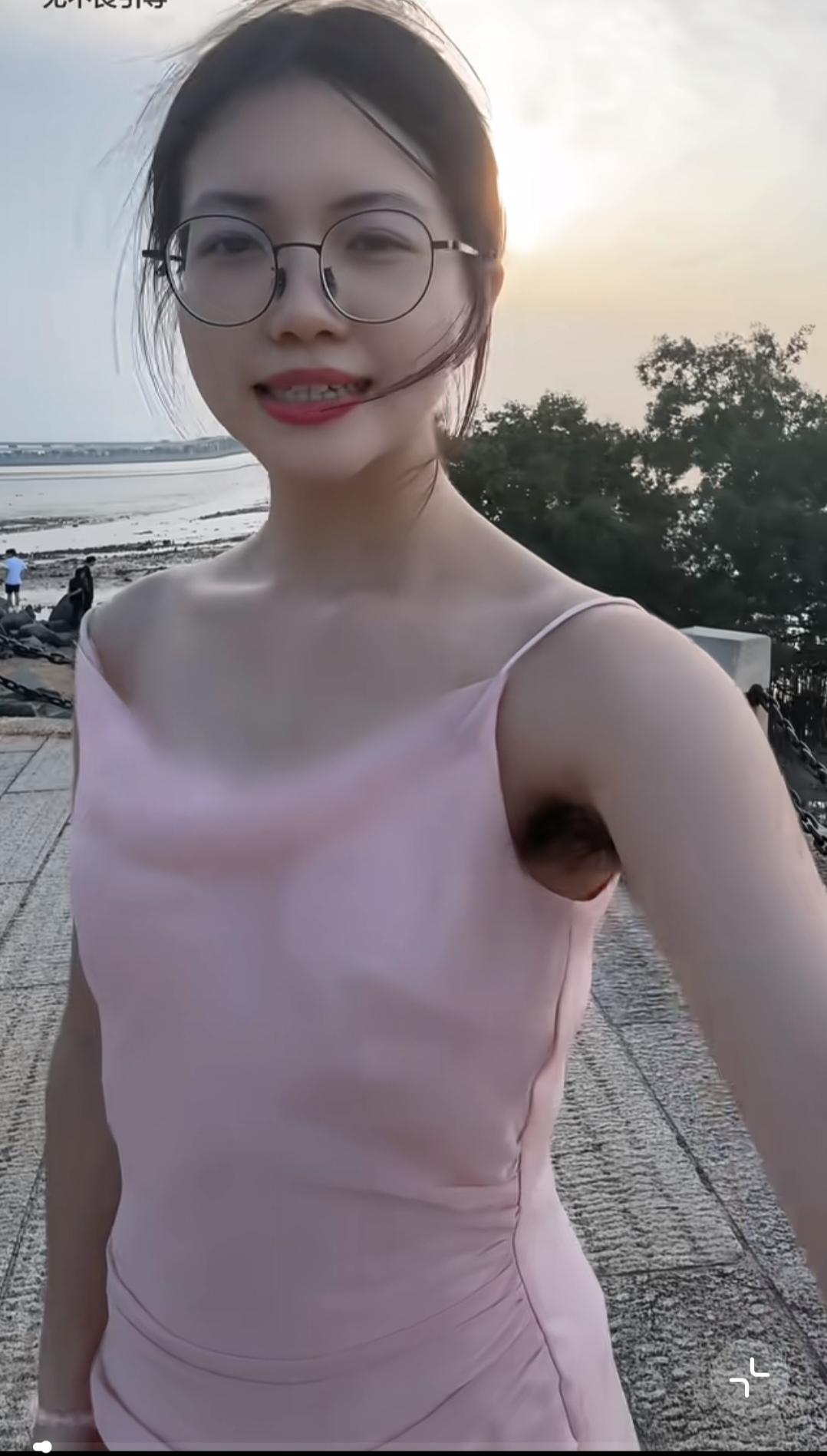 夏天还是穿吊带裙凉快。