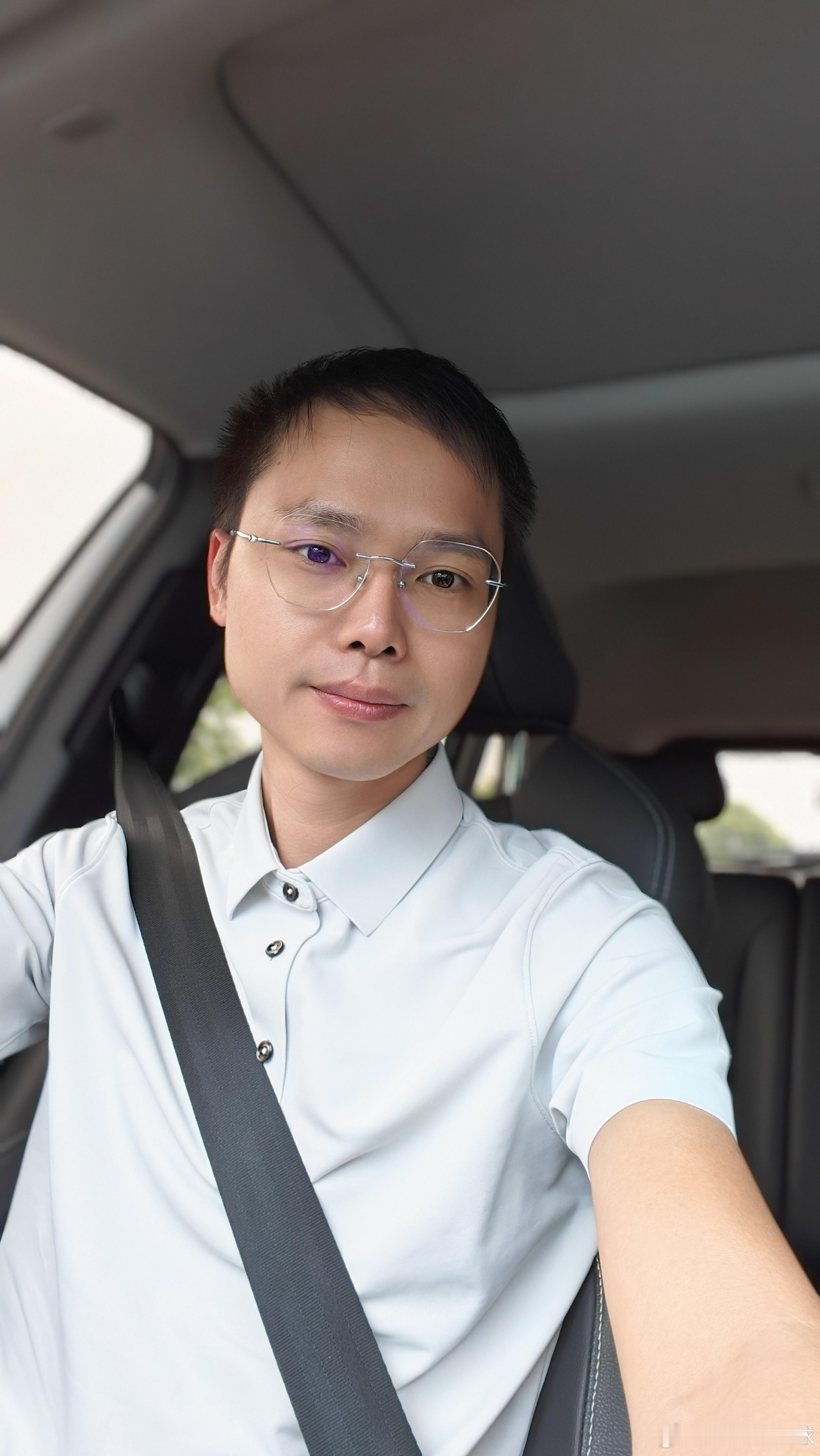 贤哥80后，正值壮年，不是老登，很多粉丝总以为贤哥很老。。 