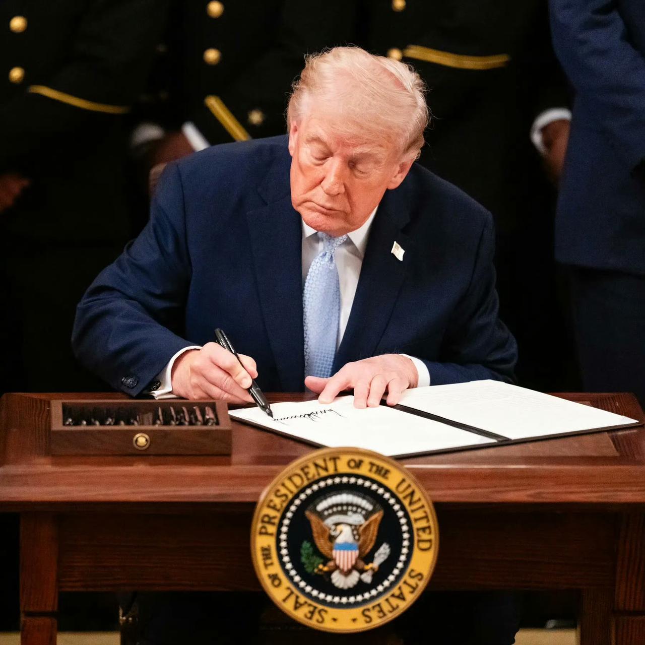 老特舒服了，这回真的可以千古留名了，165年来的规矩，首次打破！

说白了，特朗