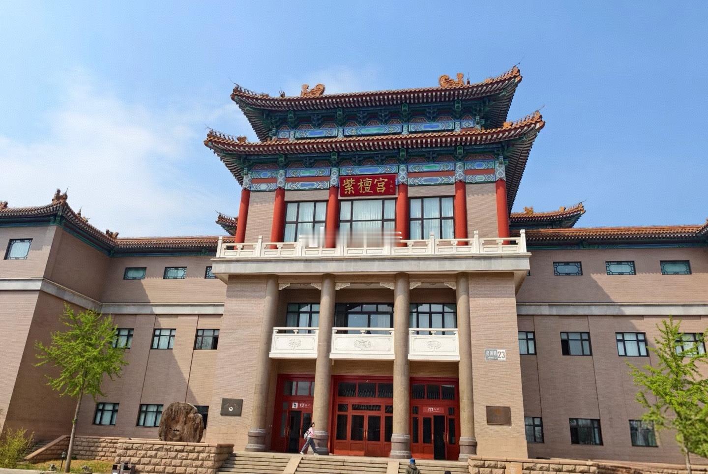 陈丽华女士的紫檀博物馆，一开始我以为是像江浙闽粤一些地方的私人会所式博物馆，一般