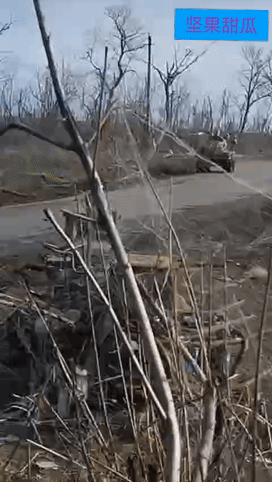 这才是现代战争的样子，红军村方向，2个中央集群俄军突击队员坐着无人车，前往多布罗