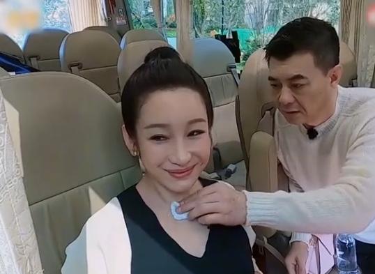 秦海璐是最会生活的女人。女人的柴米油盐，人家根本就不沾染，丈夫王新军说，她只会撒