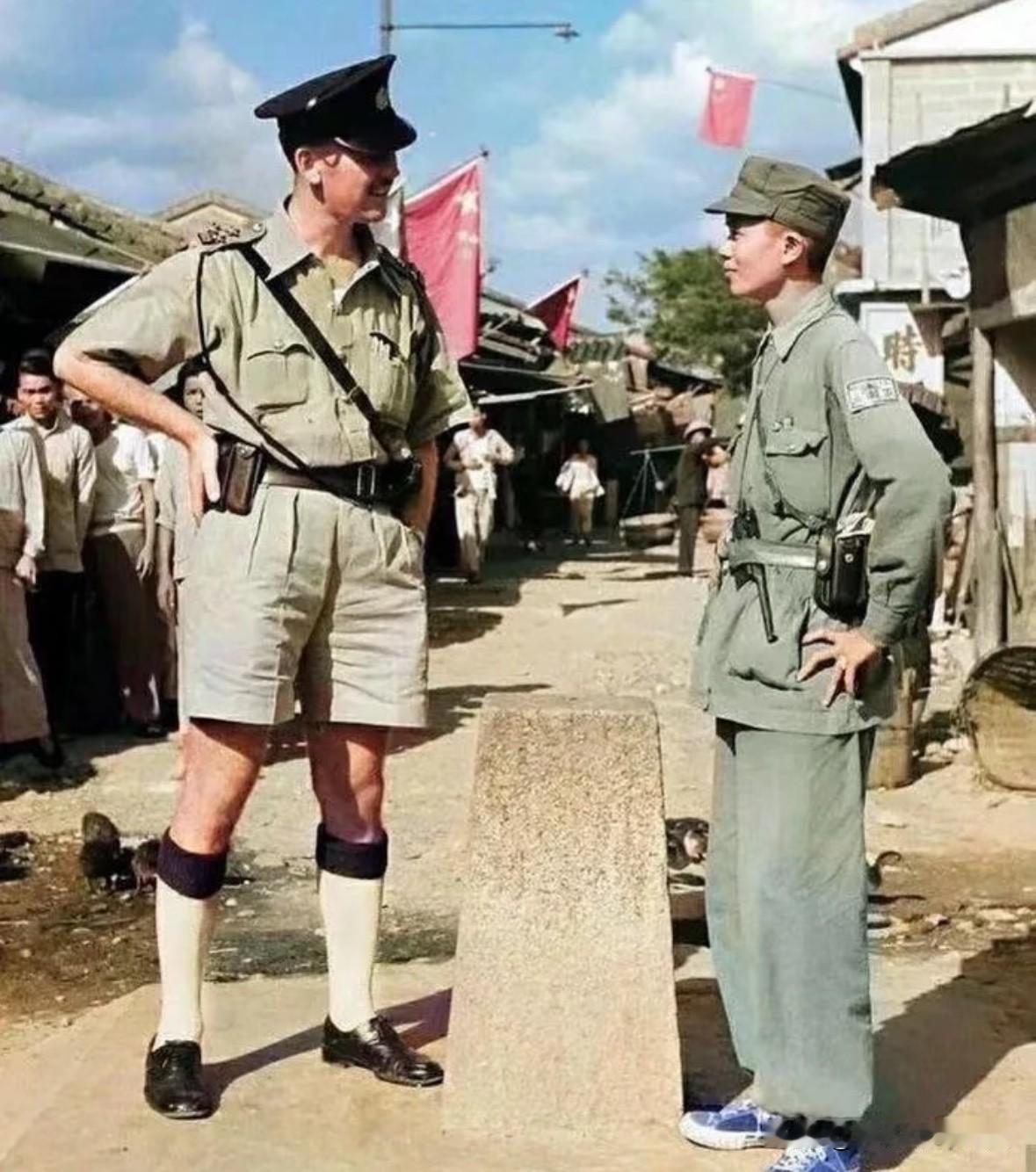 这是1949年，深圳沙头角中英街3号界碑，港英殖民政府警察与解放军边防战士对峙相