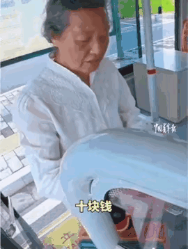 还得是大盐城！近日盐城一老人坐公交，上车后发现忘带老年卡，掏钱时竟连零钱也没有，