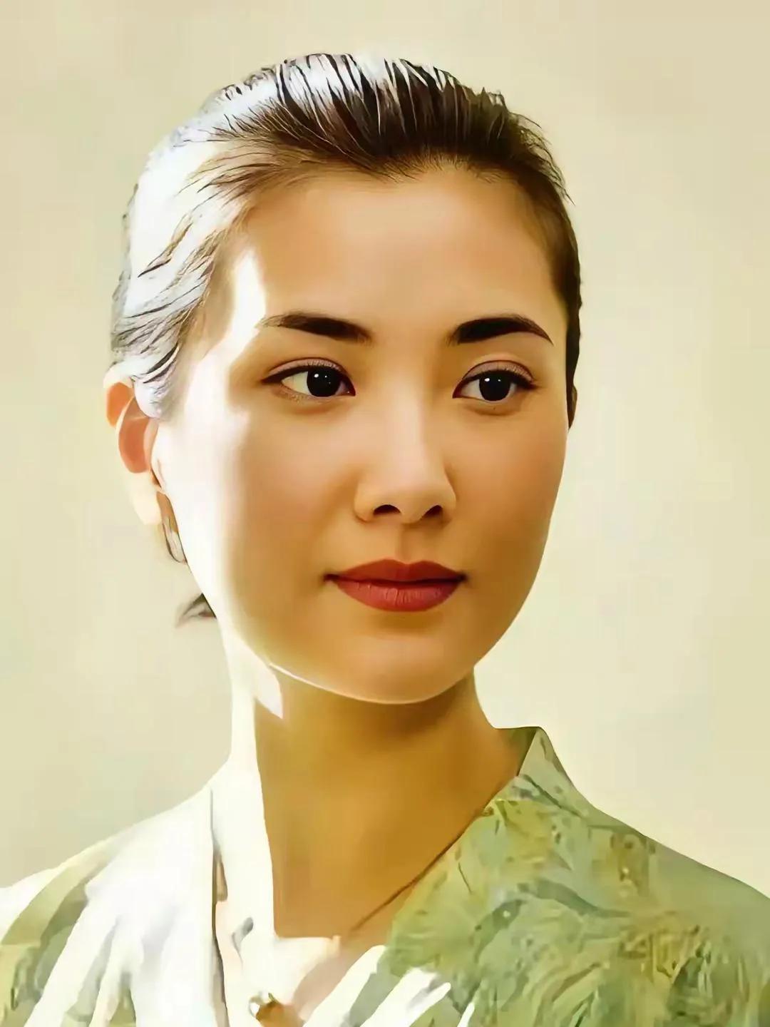 42岁还能演18岁少女，这不是化妆师的功劳，不是滤镜的魔法，

42岁边潇潇逆天