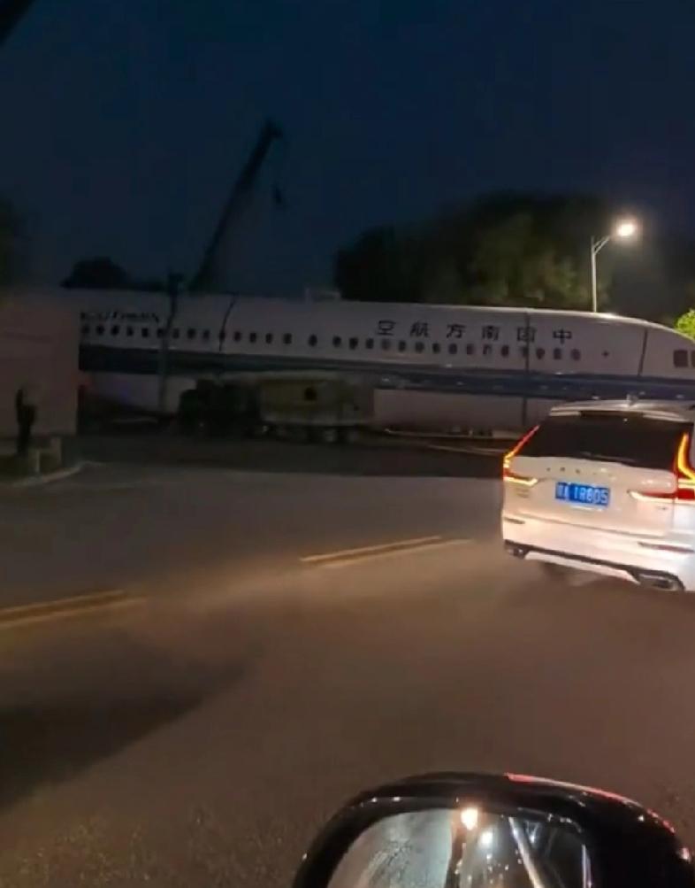 大飞机与路上汽车同窗
这不是A|制作，而是一男子现场拍摄的视频。大飞机不知什么情