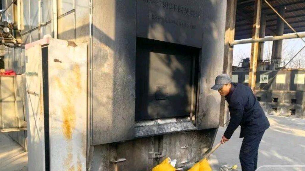 1月8日，安徽界首市殡仪馆员工王朝辉处理逝者遗物时，在一床被子的夹层中发现三张共