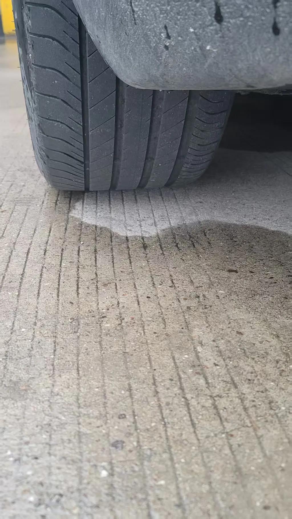 这位车友评论说轮胎磨成这样才跑了1W4，您信吗？不过图1能看出来轮胎中间确实磨损