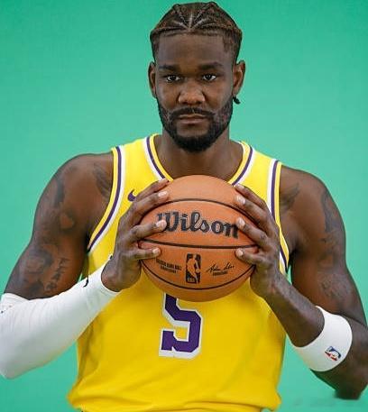 今天湖人禁区被爆了74分！看一眼湖人目前现有的四位中锋，实际能用的只有一个！第一