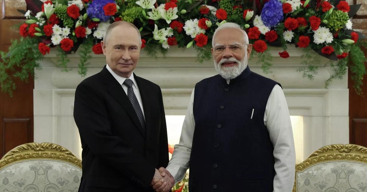 俄罗斯总统普京访问印度，双方签了一大摞文件，整整二十九份。这清楚地表明，尽管国际