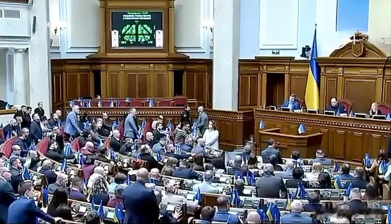 乌克兰议会批准延长战时状态至8月2日，泽连斯基再获“战时总统”续命权。

这个总