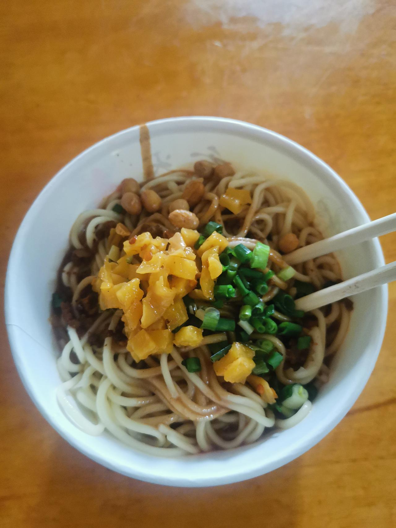 美好的一天，
从一碗香喷喷的热干面开始。