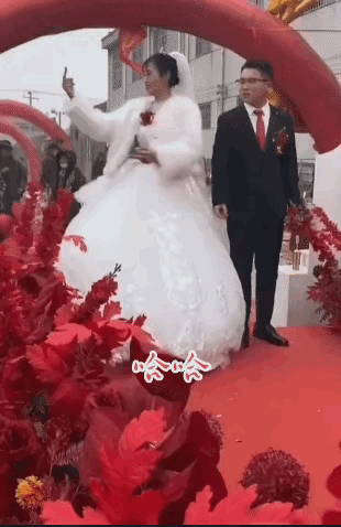 1 天呐！这新娘有点得意忘形了！[震惊]
2 这是做事不专心，赔了夫人又折兵啊！