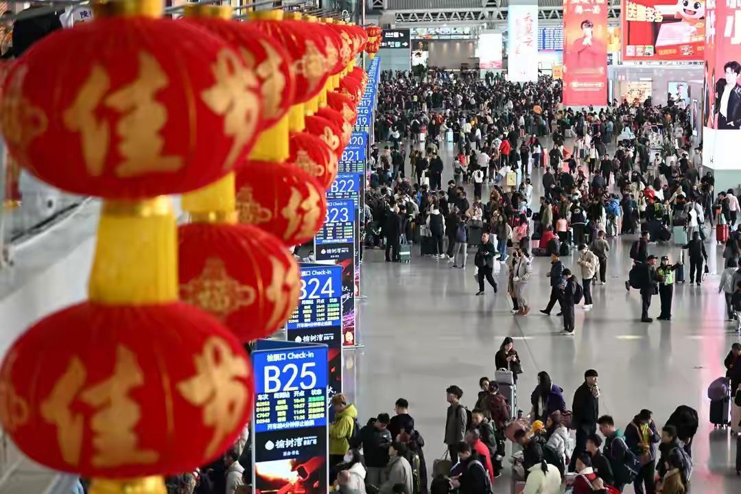 团圆，不只有一种方向

春节渐近

一年一度的春运有序进行

人们收拾行囊，奔赴