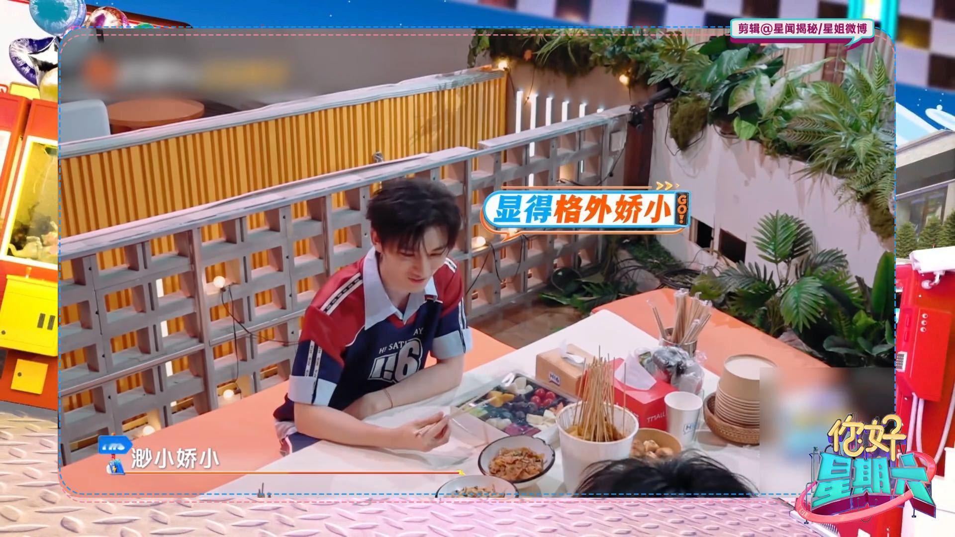 何炅说丁程鑫在好六挺高的 丁程鑫现场直白吐槽，坐在三位高个子身边，第一次产生身形