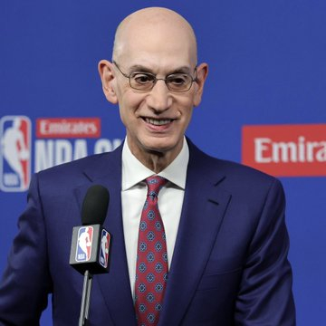 肖华表示，人工智能预计将在不久后取代回放中心：“我们会引入类似鹰眼系统的技术。赛