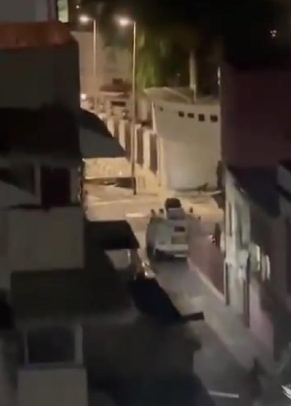 委内瑞拉首都加拉加斯市突发枪击，高射炮猛烈开火，俄式装甲军出动！当地时间2026