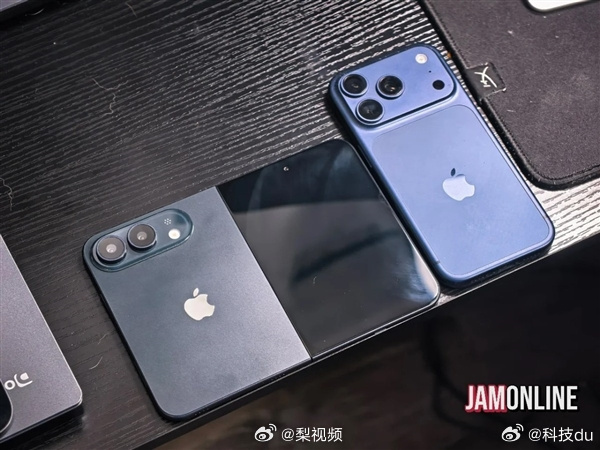 iPhoneUltra黑色机模iPhone Ultra，苹果首款折叠屏手机。第一