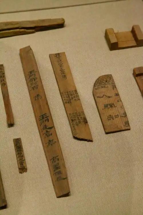 没有卫生纸的年代，古人如厕用什么？

在现代社会，卫生纸已经成为每个家庭、公共场