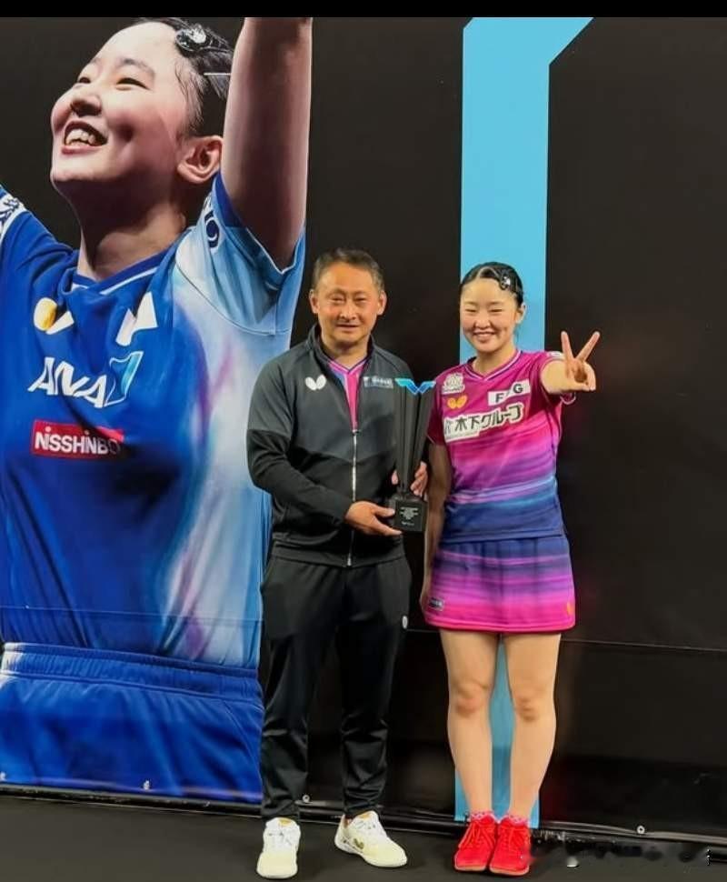张本宇手捧奖杯和女儿合影，老父亲笑的很开心。
明天才是美和18周岁生日，已经世界
