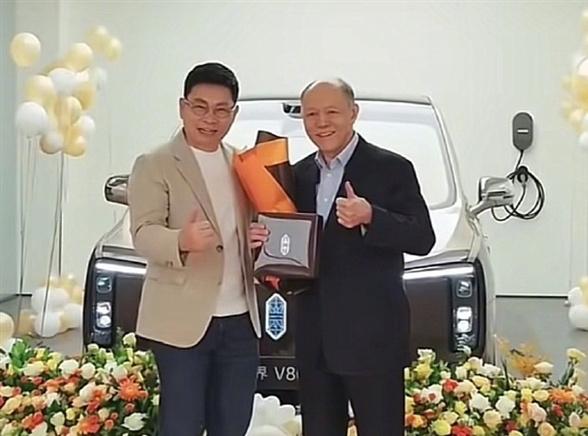 一边豪门交车，一边深陷测试风波！尊界V800两极舆论背后的国产百万豪车困局
 