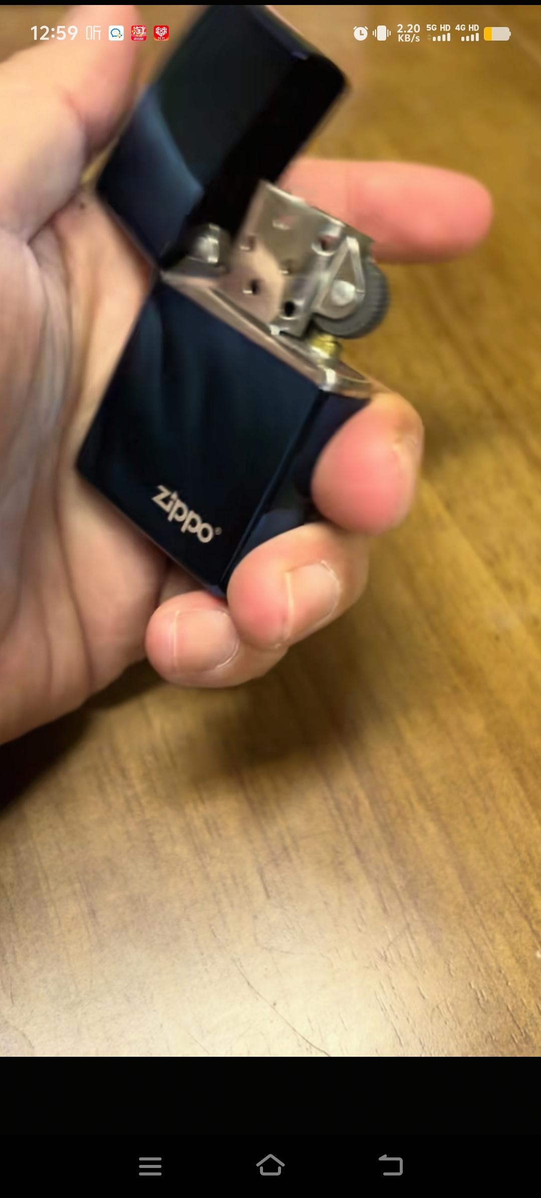 梁志辉弟弟送给哥哥的礼物，是一个名牌打火机。看来哥哥偶尔会抽颗烟解解闷，弟弟送的