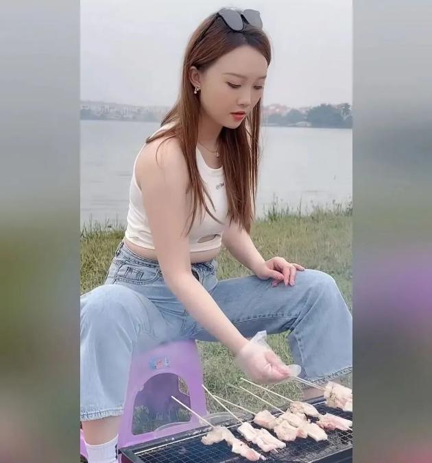 选个周末，临江而坐，自己烧烤，味道不错